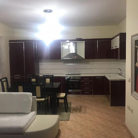 Lovely 2 Bedroom Apartment Tirana Extérieur photo